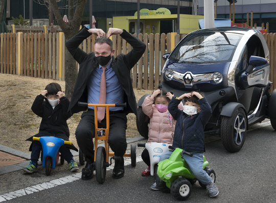어린이 교통안전 릴레이 챌린지에 동참하고 있는 도미닉 시뇨라 르노삼성자동차 대표이사. <르노삼성자동차 제공>
